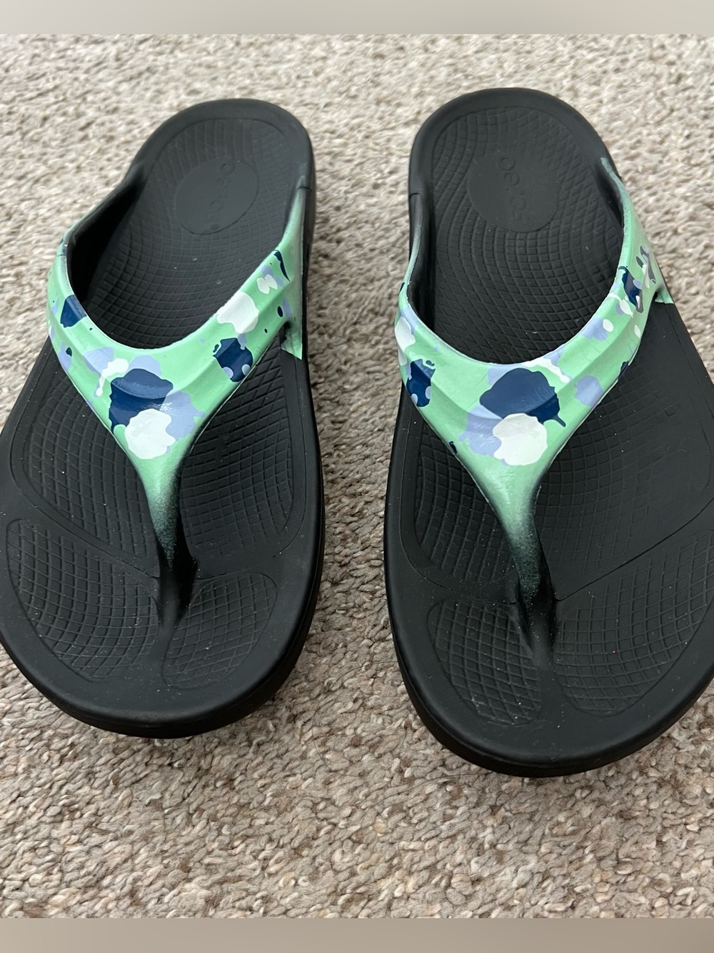 OOFOS Women’s Black Flip Flop Sandals with Green and Blue Strap Size 11